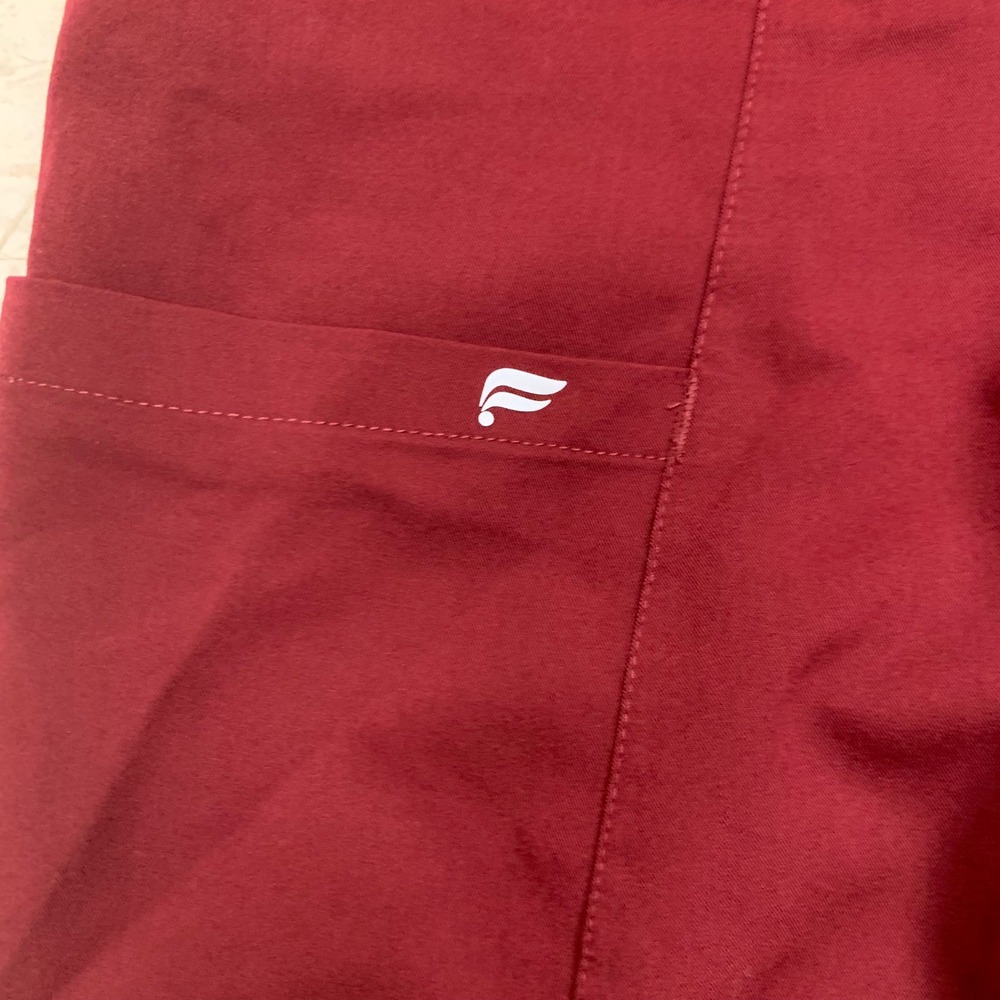 Women's Fabletics Burgundy Scrub Set Top And Jogger Pants Size Small - Picture 16 of 16